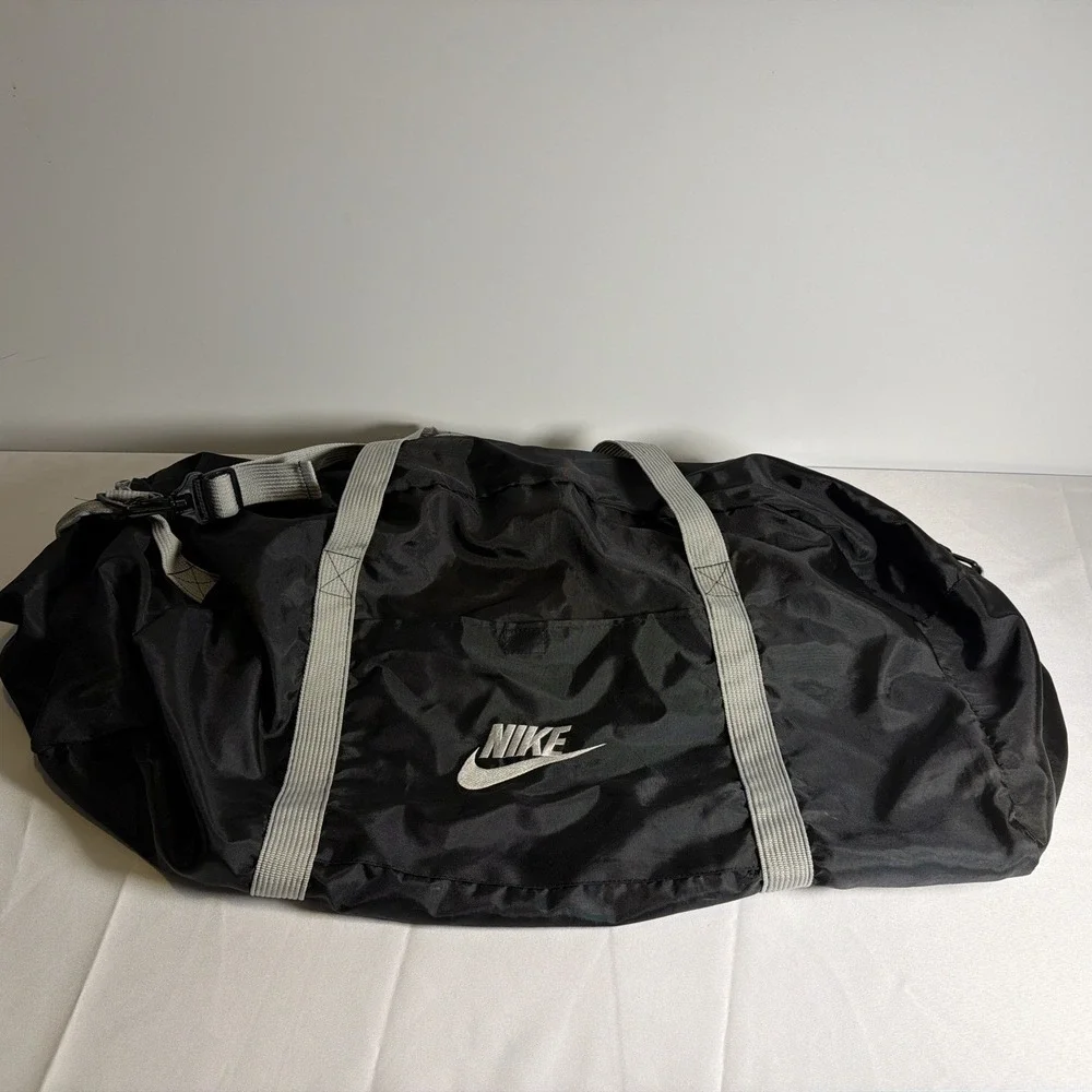 Nike XL Duffle Bag with Adjustable Shoulder Strap Black/grey 28